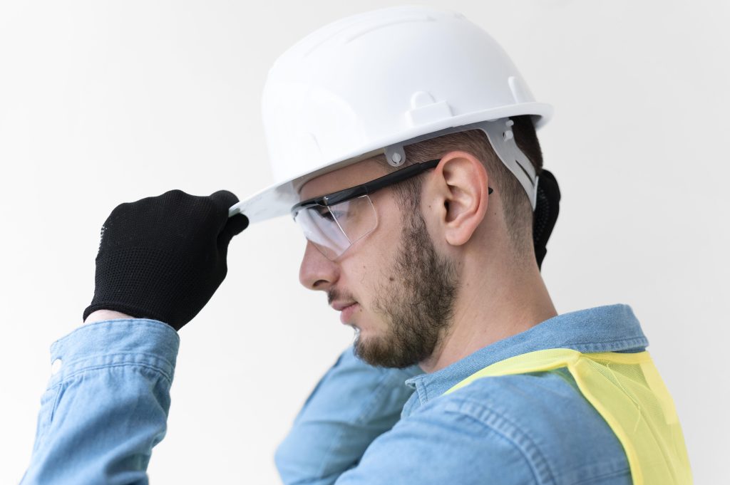 Trabalhador utilizando óculos de segurança e outros materiais de EPI