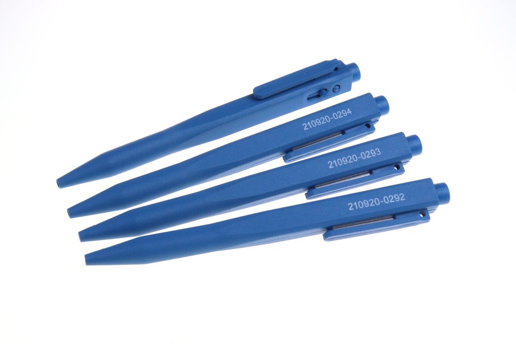 Canetas detectáveis azuis utilizadas na indústria para prevenção de contaminação na linha de produção.