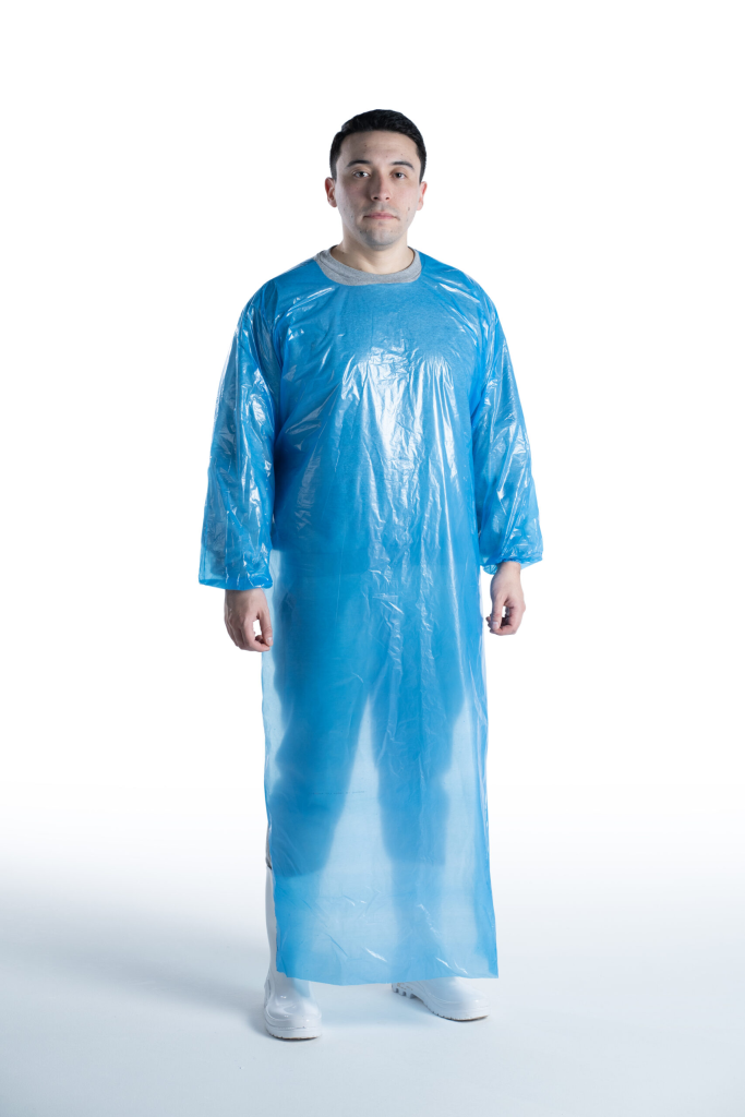 Homem vestindo avental descartável em polietileno