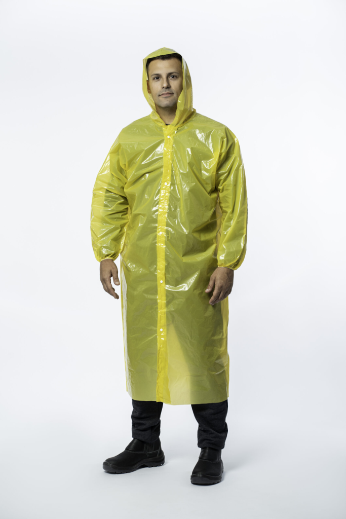 Homem vestindo capa de chuva industrial com CA amarela.