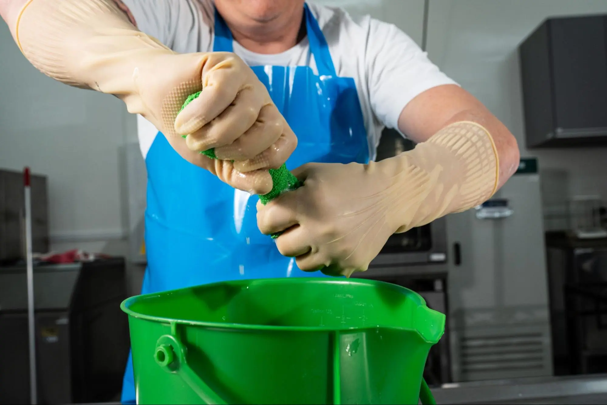 homem usando os equipamentos de EPI para limpeza hospitalar