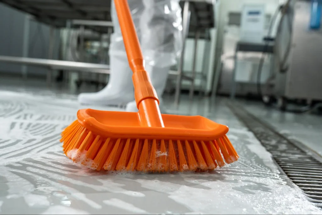 vassoura equipada com cabo longo da Brasmo que evita os riscos ergonômicos e segue o código das cores 