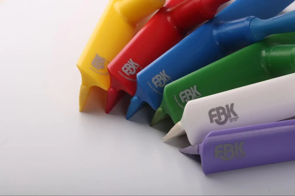 utensílios de limpeza seguindo o código das cores e atuando na prevenção de contaminação cruzada. 